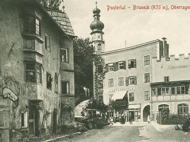 Oberragen mit dem Ragentor und dem Aufgang zu Schloss Bruneck links sowie der Falkensteiner-Bierhalle rechts, im Hintergrund die Rainkirche, 1913