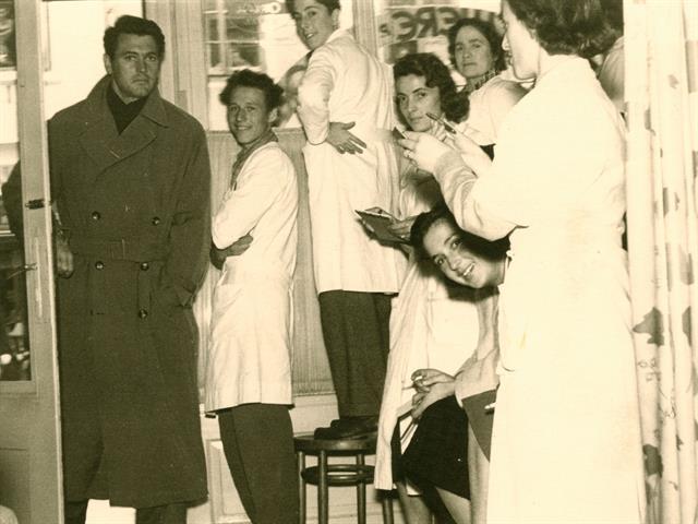 Prominenter Gast im Friseursalon Auert in der Brunecker Stadtgasse – Hollywood-Star Rock Hudson (Dreharbeiten für den Film „In einem anderen Land“), 1957