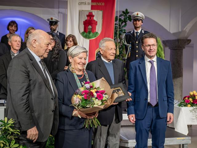 Il cittadino onorario Werner Schönhuber, sua moglia Uta, l'ex presidente della Provincia Durnwalder e il sindaco Griessmair